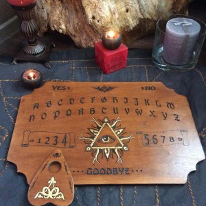 ouija gravée sur bois